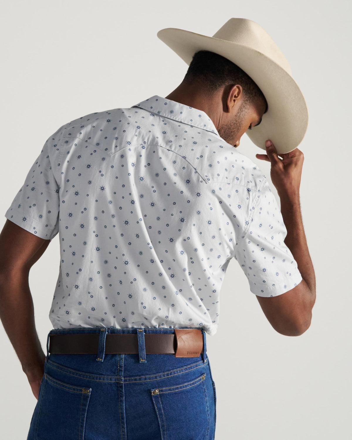 Closeup detail view of Men's Vintage Weight Short Sleeve Pearl Snap - Light Gray/Atlantic