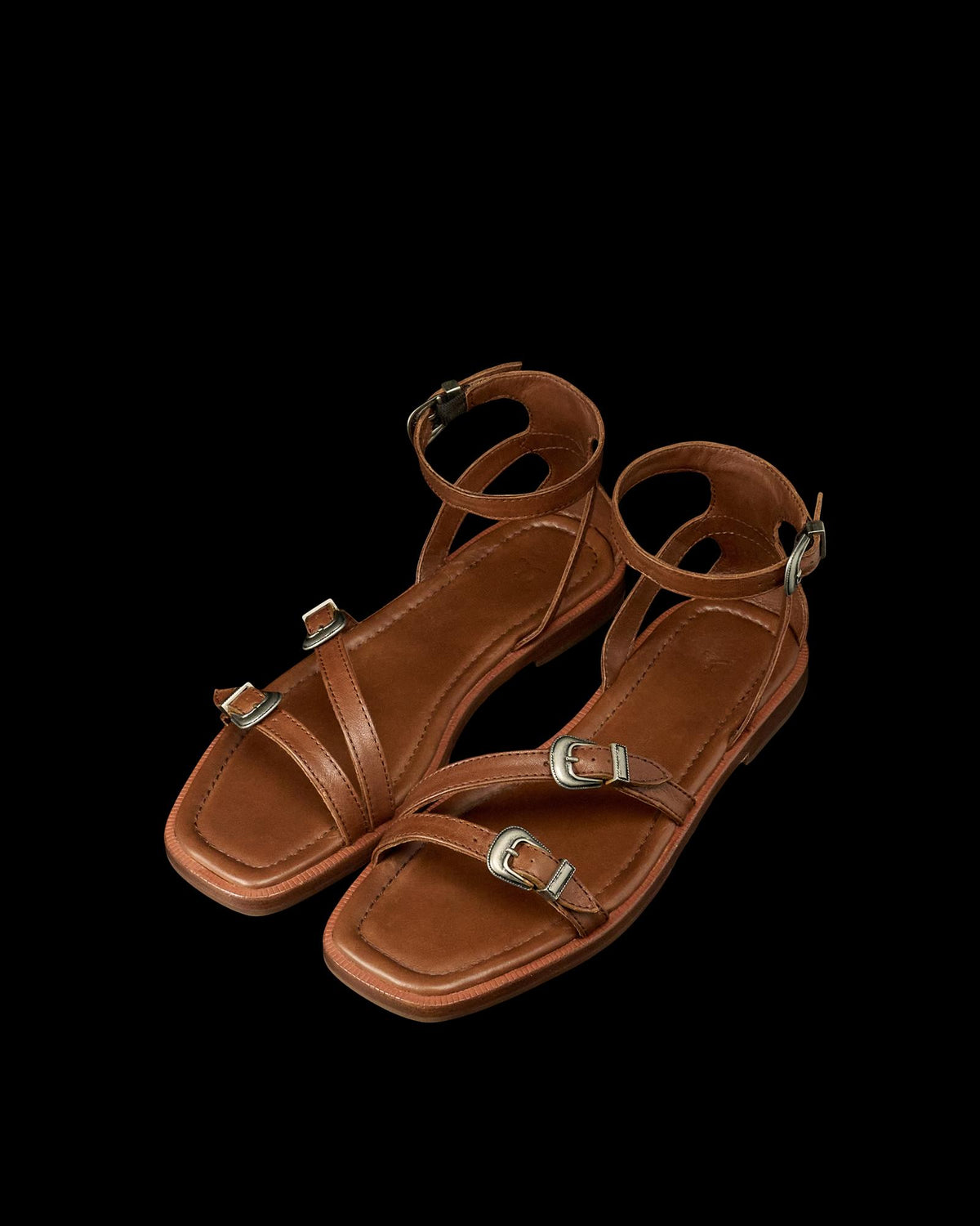 Quarterfront view of The Blakely - Saddle on plain background