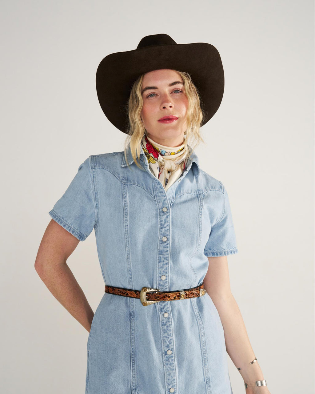 Closeup detail view of Women's Short Sleeve Mini Pearl Snap Dress - Light Wash