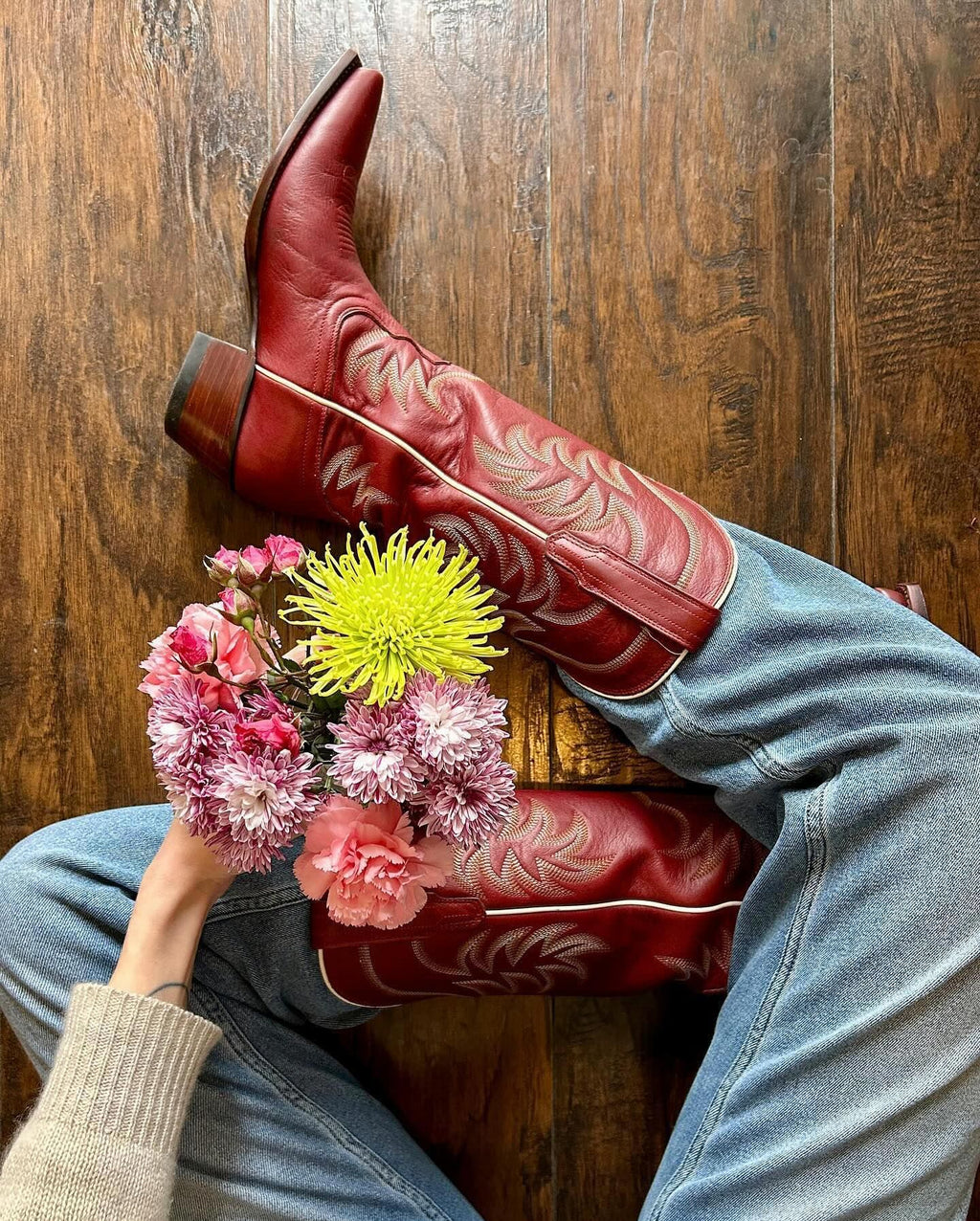 Woman sitting with flowers wearing the Annie Scarlet