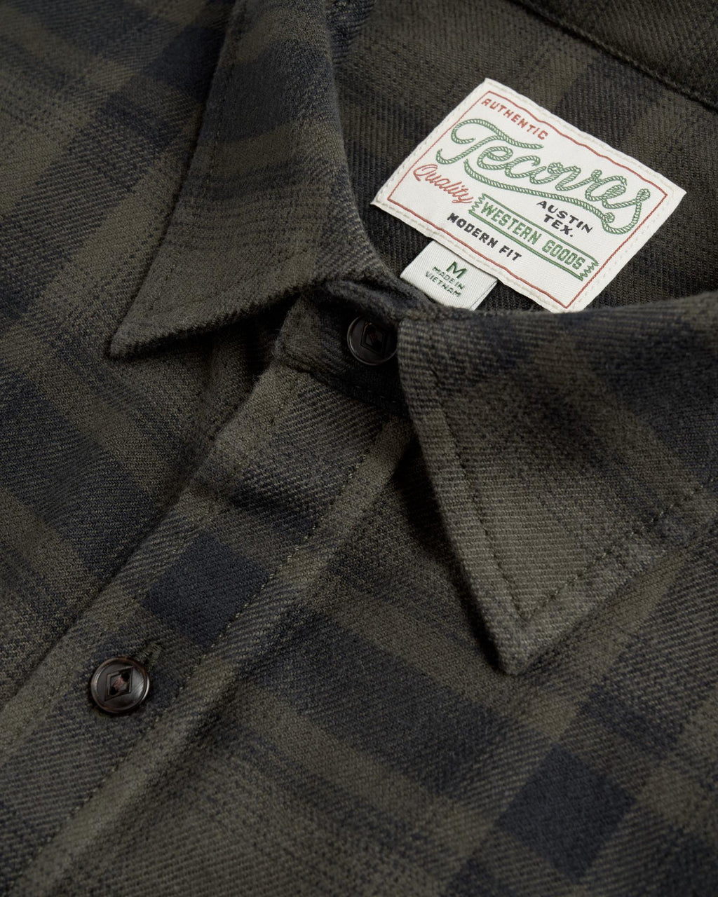 Closeup detail view of Men's Essential Flannel - Black/Gray