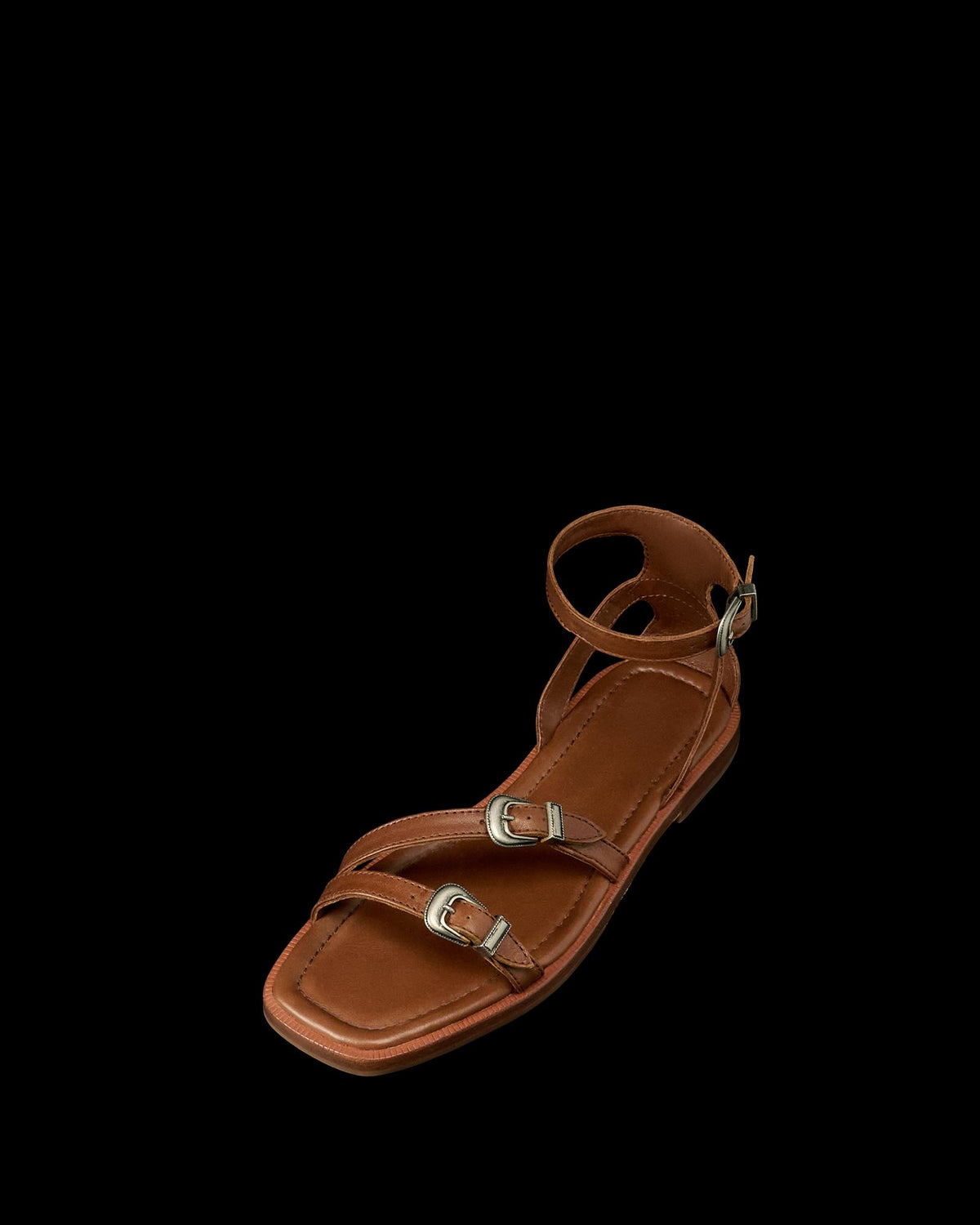 Quarterfront view of The Blakely - Saddle on plain background