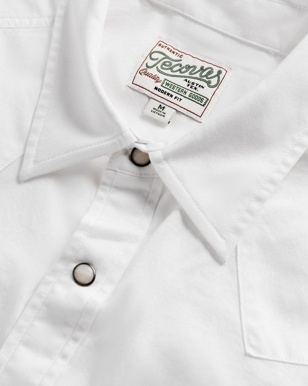 Closeup detail view of Men's Vintage Weight Pearl Snap LS - White