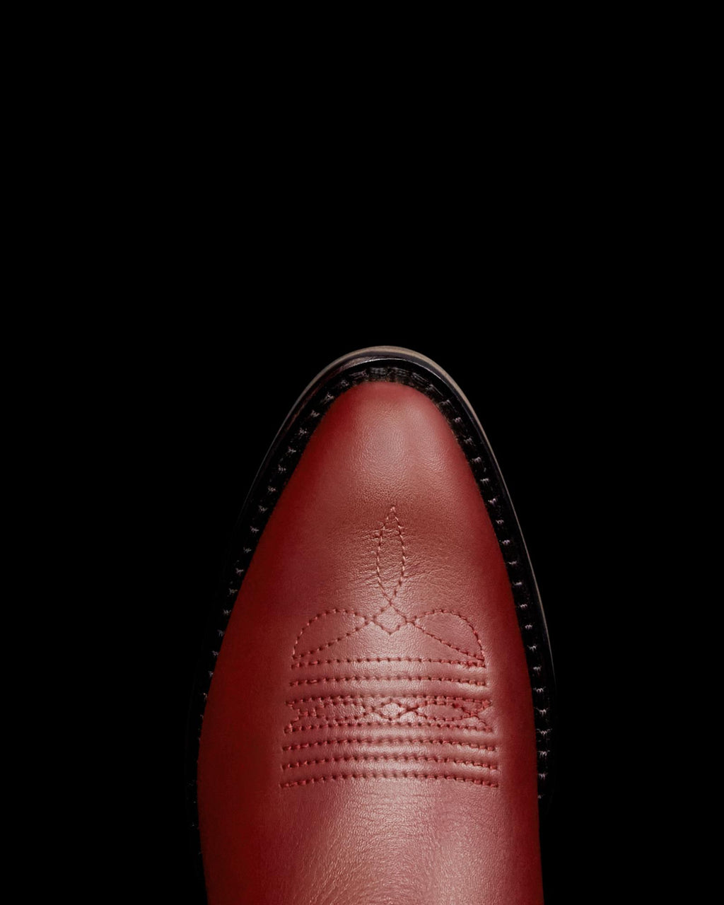 Toe view of The Annie Kid - Scarlet Cowhide on plain background